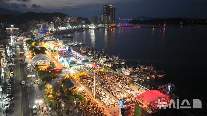 [광주=뉴시스] 완도군은 12일 '천천히 돌아보고 섬'이라는 주제로 지난 8일부터 4일 동안 완도 해변공원에서 열린 '제6회 섬의 날 기념행사'가 성황리에 마무리됐다고 밝혔다. (사진=완도군 제공). 2025.08.12. photo@newsis.com *재판매 및 DB 금지