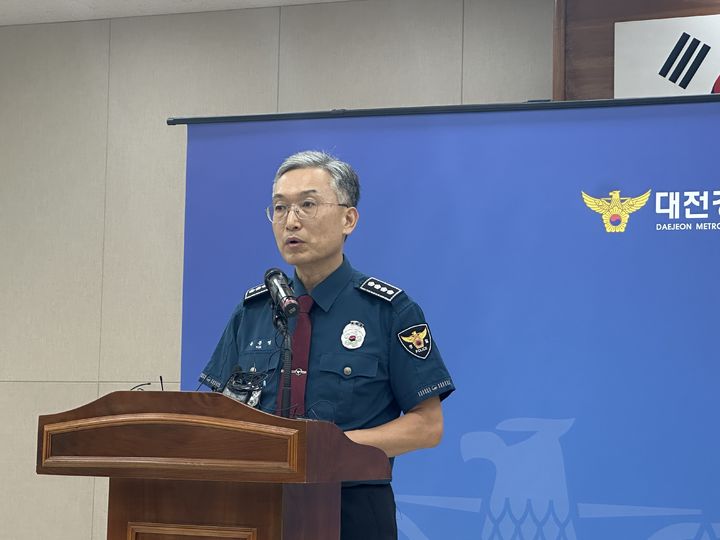 [대전=뉴시스] 김도현 기자 = 12일 오전 대전 서구 대전서부경찰서에서 육종명 서장이 교제 살인 사건과 관련해 브리핑을 하고 있다. 2025.08.12. kdh1917@newsis.com *재판매 및 DB 금지