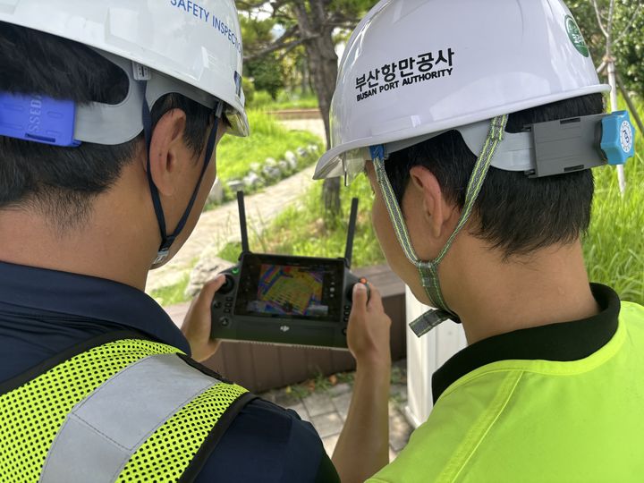[부산=뉴시스] 부산항만공사 직원들이 점검 대상 시설물의 열화상 촬영결과를 모니터링하고 있다. (사진=부산항만공사 제공) 2025.08.12. photo@newsis.com *재판매 및 DB 금지