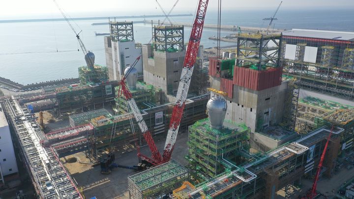 [서울=뉴시스] 현대엔지니어링이 울산 샤힌 프로젝트 패키지2 현장 철골 구조물에 리액터 총 3기를 설치한 모습. 2025.08.12. (사진=뉴시스DB) photo@newsis.com *재판매 및 DB 금지