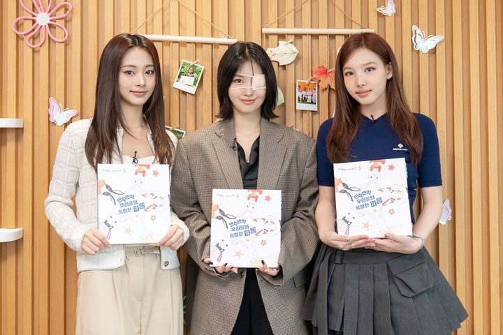 [서울=뉴시스] 'JYP 4 EARTH' 콘텐츠 트와이스 나연, 모모, 쯔위. (사진 = JYP엔터테인먼트 제공) 2025.08.12. photo@newsis.com *재판매 및 DB 금지