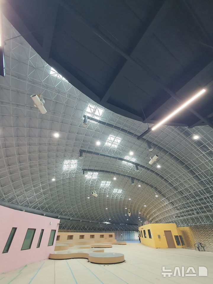 [창원=뉴시스] 강경국 기자 = 12일 경남 창원시 대상공원 민간공원 조성 특례사업으로 조성 중인 맘스프리존 내부가 언론에 공개되고 있다. 2025.08.12. kgkang@newsis.com