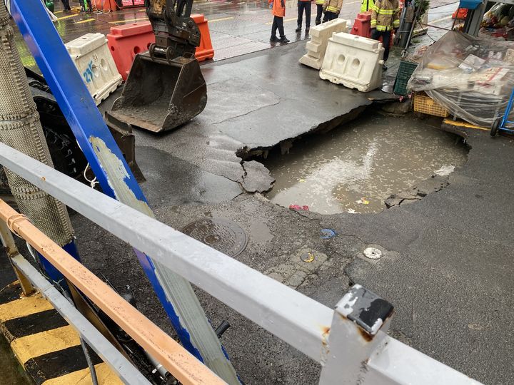 [부산=뉴시스] 12일 오전 11시4분께 사상구 새벽시장 입구 도로에서 깊이 1m, 가로 3m, 세로 1m 크기의 땅꺼짐이 발생했다. (사진=부산소방재난본부 제공) 2025.08.12. photo@newsis.com *재판매 및 DB 금지