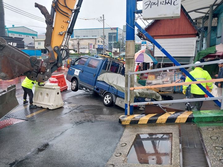[부산=뉴시스] 지난 12일 오전 부산 사상구 새벽시장 입구 도로에서 깊이 1m, 가로 3m, 세로 1m 크기의 땅꺼짐이 발생했다. (사진=부산소방재난본부 제공) 2025.08.12. photo@newsis.com *재판매 및 DB 금지