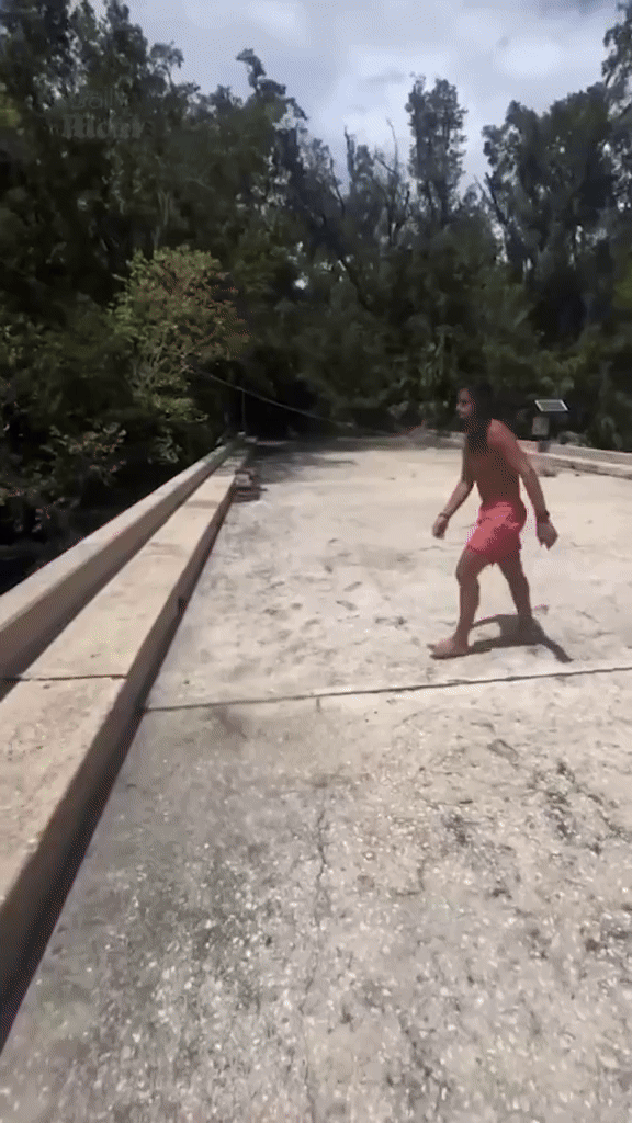 [뉴시스] 남성이 다이빙하다가 카약과 충돌해 모두 물에 빠지는 장면이 포착됐다.(영상=데일리메일) *재판매 및 DB 금지