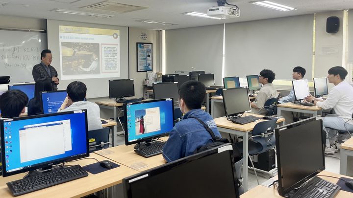 [인천=뉴시스] '장애학생 대학형 전공과'에 참여한 학생들이 수업을 듣고 있다. (사진=인하공전 제공) 2025.08.12. photo@newsis.com *재판매 및 DB 금지