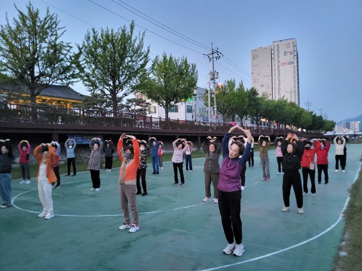 [거창=뉴시스] 거창군 음악을 품은 달밤체조 (사진=거창군 제공) 2025. 08. 12. photo@newsis.com *재판매 및 DB 금지