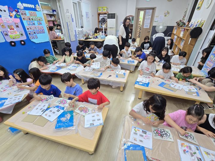 [제주=뉴시스] 제주도 보훈청 제주항일기념관은 광복 80주년을 맞아 12일 제주시 외도동 새순지역아동센터에서 '항일기념관 찾아가는 교육체험프로그램'을 운영하고 있다. (사진=제주도 제공) 2025.08.12. photo@newsis.com *재판매 및 DB 금지