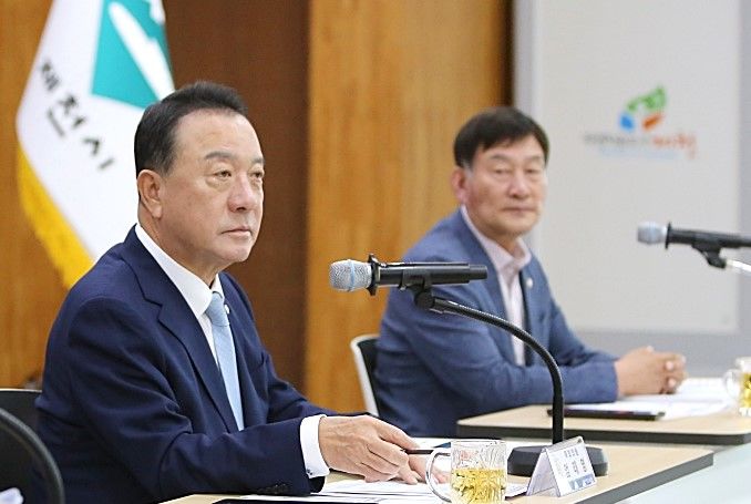 제천시 정책간담회에 참석한 엄태영 의원, 사진 오른쪽은 박영기 제천시의회 의장. *재판매 및 DB 금지