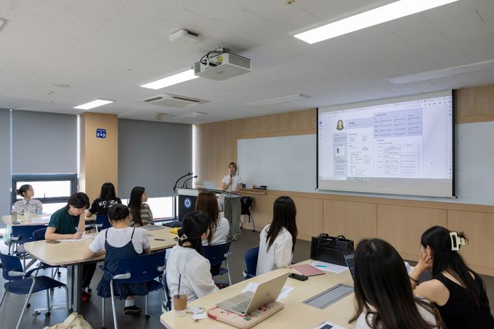 [서울=뉴시스] 숙명여대 '취업의 발견' 프로그램에 참가한 학생들이 강의를 수강하고 있다. (사진=숙명여대 제공) 2025.08.12. photo@newsis.com *재판매 및 DB 금지