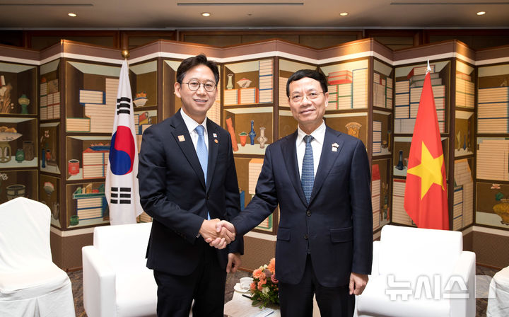 [서울=뉴시스]배경훈 과학기술정보통신부 장관이 12일 오전 서울 중구 롯데호텔에서 응우엔 마잉 훙(Nguyen Manh Hung) 베트남 과학기술부 장관을 만나 악수하고 있다. (사진=과기정통부 제공)