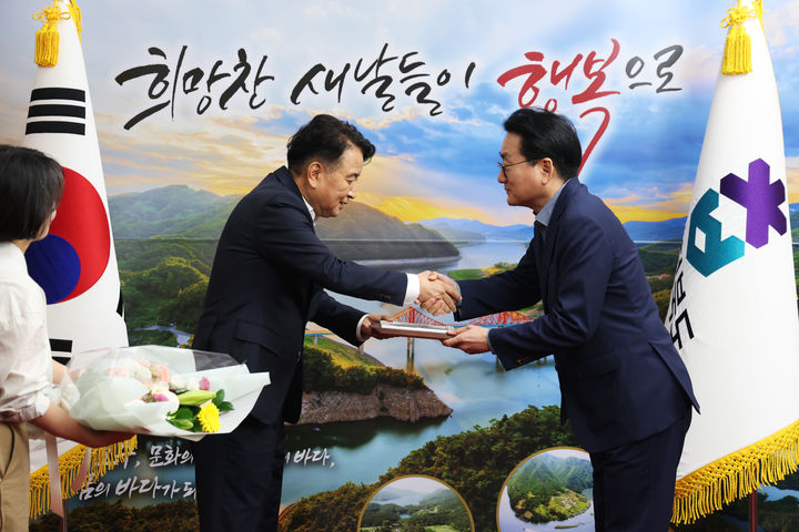 손인석 충북도 정무특별보좌관이 12일 김영환(왼쪽) 충북지사에게 퇴임 신고를 하고 있다. (사진=충북도 제공) *재판매 및 DB 금지