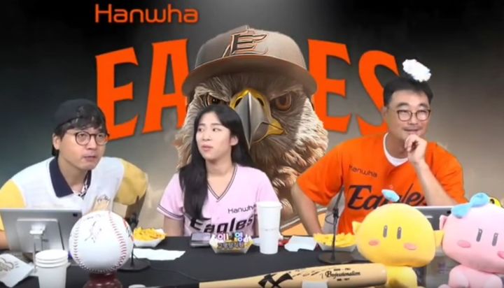 [뉴시스] TJB 대전방송이 유튜브 채널서 '입중계' 방송 도중 LG트윈스 문보경 선수를 틱장애가 있다고 비하해 논란이 일자, 해당 프로그램을 전면 중단하고 나섰다. 해당 발언 당시 모습. (사진 = 온라인 커뮤니티 캡처) 2025.08.12. *재판매 및 DB 금지