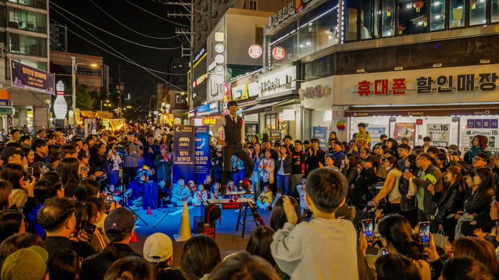[서울=뉴시스] 쌍리단길 별빛야시장에서 방문객들이 공연을 관람하고 있다. 2025.08.12. (사진=도봉구 제공) *재판매 및 DB 금지