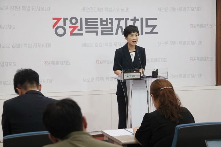 [춘천=뉴시스] 12일 강원특별자치도는 이날 최근 강릉시 소재 한 정형외과에서 발생한 감염 의심사례와 관련한 역학조사 결과, “초기 의심신고 환자 등 5명과 현장조사에서 채취한 검체 3건이 동일한 유전형인 것으로 확인되었다”고 밝혔다. 사진은 기자회견하는 정영미 도 복건복지국장. 강원특별자치도 제공. *재판매 및 DB 금지