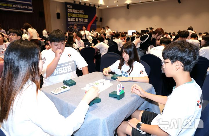 [전주=뉴시스]윤난슬 기자 = 제2회 전북특별자치도 한국브리지협회장배 브리지 팀 전국대회가 12일 전주 라한호텔 온고을홀에서 막을 올렸다. (사진=전주시 제공) 2025.08.12. photo@newsis.com 