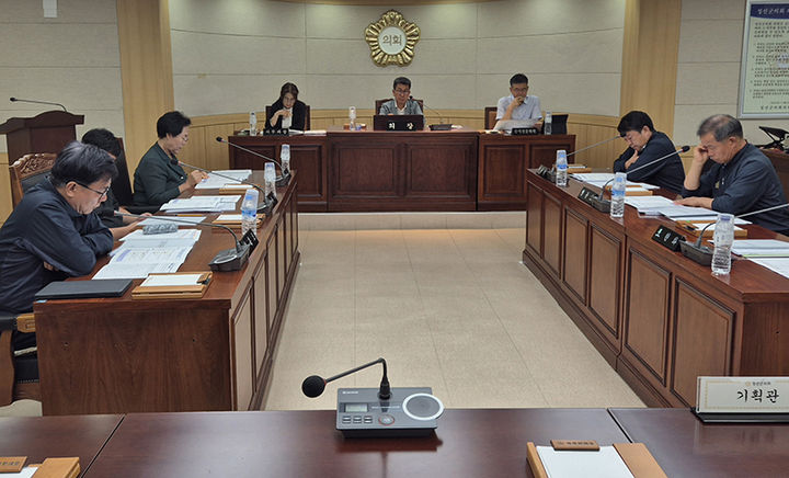 정선군의회는 12일 특별위원회 회의실에서 의원 간담회를 열고 있다.(사진=정선군 제공) *재판매 및 DB 금지