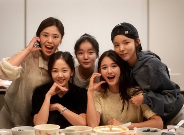 [서울=뉴시스] 배우 남보라가 결혼 후 첫 집들이 자리를 마련했다. 사진에는 남보라를 비롯해 영화 '써니'(2011) 출연 배우 김보미, 박진주, 김민영과 배우 문지인이 모여 환하게 웃고 있는 모습이 담겼다. (사진=김보미 인스타그램 캡처) 2025.08.12. photo@newsis.com *재판매 및 DB 금지