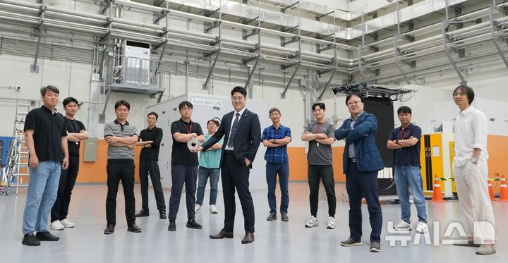 [포항=뉴시스] 송종욱 기자 = 포스텍 정모세 교수 연구팀이 기초과학연구원(IBS) 중이온가속기연구소-한국원자력연구원(KAERI) 첨단방사선연구소 연구팀과 저에너지 이온 빔의 진행 방향 다발 형태를 비파괴적으로 측정할 수 있는 정전용량식 이온 빔 번치 형태 모니터(CPU-BSM)를 개발했다. 사진 왼쪽부터 이종철 박사(KAERI)·김동건 박사(IBS)·주진식 선임(KAERI)·추경호 박사(IBS)·함철민 박사(IBS, 교신저자)·권장원 박사 (IBS)·곽동현 박사(IBS, 주저자)·이광복 박사(IBS)·오건희 박사(IBS)·정 교수(POSTECH, 교신저자)·편성재·이청수 연구위원(IBS). (사진=포스텍 제공) 2025.08.12. photo@newsis.com