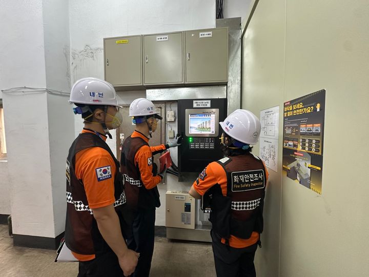 [전주=뉴시스] 전북특별자치도소방본부는 도내 위험물 취급 공장을 대상으로 특별 안전점검을 실시한다고 12일 밝혔다. 사진은 점검 장면. (사진=전북도소방본부 제공) 2025.08.12. photo@newsis.com *재판매 및 DB 금지