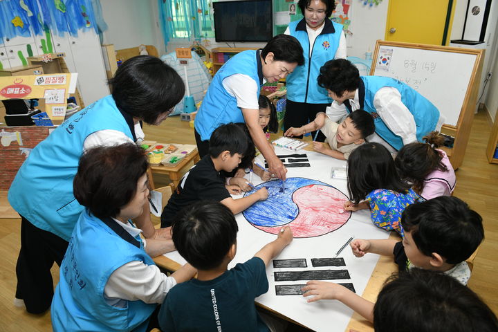 [서울=뉴시스] 향군본부 여성회 및 서울 서초구 향군 여성회원 30여명은 12일 오전 관내 서초장미어린이집을 방문해 원아들과 다양한 형태의 태극기를 만드는 시간을 가졌다. (사진=대한민국재향군인회 제공) 2025.08.12. photo@newsis.com *재판매 및 DB 금지