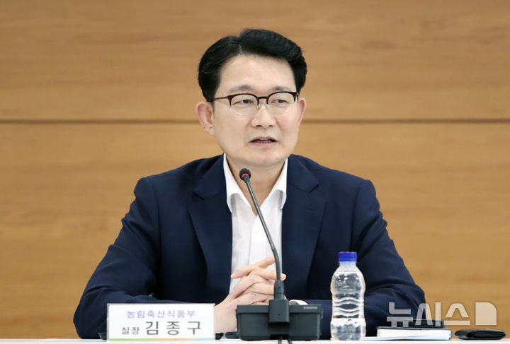 [세종=뉴시스]농림축산식품부와 환경부, 산업통상자원부, 지자체, 발전사, 연구기관 등 총 18개 기관이 참여하는 '가축분뇨 고체연료 활성화 공동기획단' 착수 회의가 12일 세종정부청사 농식품부 대회의실에서 진행되고 있다. 김종구 농식품부 식량정책실장. (사진=농림축산식품부 제공)