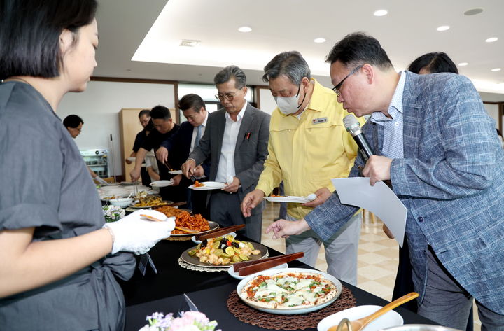 [태안=뉴시스] 지난 11일 태안군농업기술센터에서 열린 해양치유센터 식단개발 연구용역 중간보고회 참석자들이 치유식단을 맛보기 위해 고르고 있다. (사진=태안군 제공) 2025.08.12. photo@newsis.com *재판매 및 DB 금지
