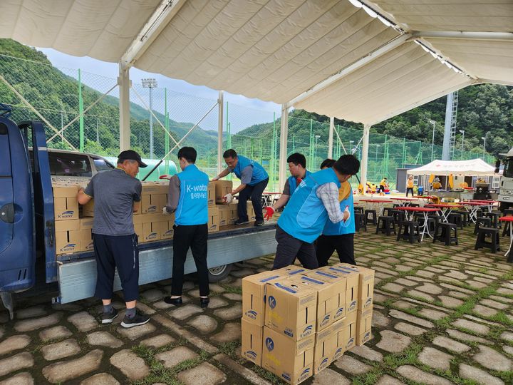 [대전=뉴시스] 수자원공사(K-water)가 폭염과 집중호우 등 여름철 재해, 가뭄과 같은 장기 기상이변으로 피해를 입은 지역 주민들의 생활 안정을 위해 병입 수돗물 공급과 수도요금 감면 등을 지원하기로 했다. (사진=수자원공 제공) 2025.08.12. photo@newsis.com *재판매 및 DB 금지