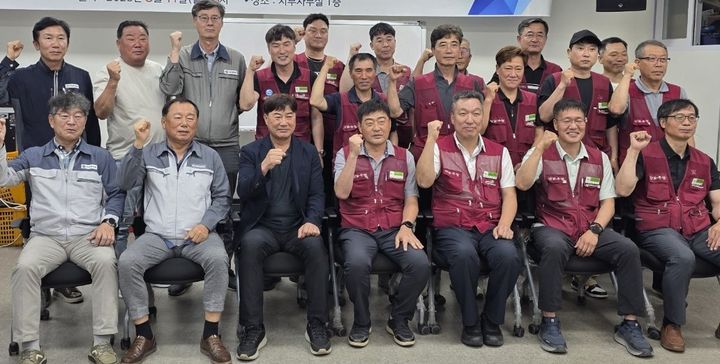 [광양=뉴시스] 플랜트건설노조와 전문건설인협회가 임금협상후 사진촬영하고 있다. (사진=광양시 제공) 2025.08.12. photo@newsis.com *재판매 및 DB 금지