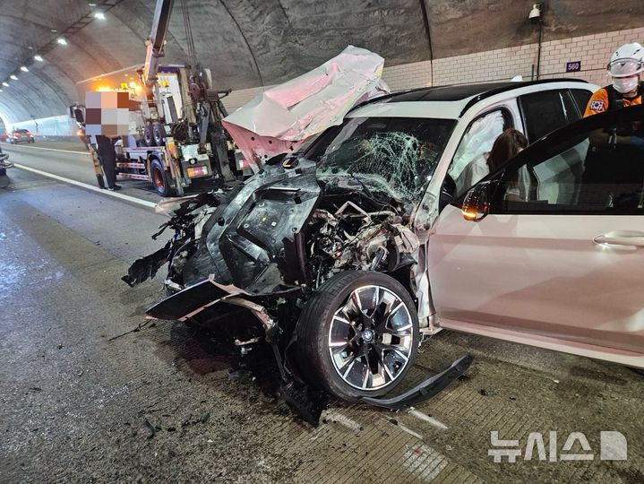 [옥천=뉴시스] 12일 충북 옥천군 동이면의 경부고속도로 서울 방향 옥천 1터널에서 A(20대·여)씨가 몰던 SUV가 서행 중이던 안내유도 차량(사인카)을 들이받는 사고가 발생했다. (사진= 옥천소방서 제공) 2025.08.12. photo@newsis.com *재판매 및 DB 금지
