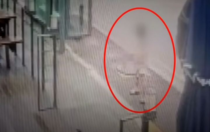 [뉴시스] 강원도 철원의 한 편의점 앞에서 아이가 노상방뇨를 했으나 보호자인 엄마는 뒷정리 없이 자리를 떠난 일이 제보를 통해 알려졌다. (사진 = 'JTBC News' 유튜브 캡처) 2025.08.12. *재판매 및 DB 금지