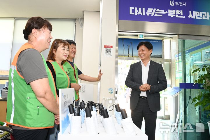 [부천=뉴시스] 정일형 기자 = 조용익 부천시장이 원종1동 행정복지센터를 찾아 양우산을 대여 봉사를 하고 있는 자율방재단에게 격려의 말을 하고 있다. (사진=부천시 제공)
