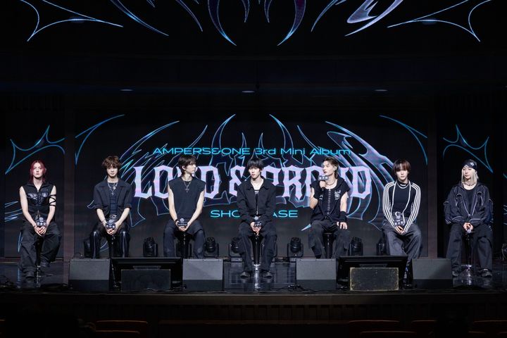 [서울=뉴시스] 그룹 앰퍼샌드원은 12일 서울 강서구 스카이아트홀에서 열린 세 번째 미니 앨범 '라우드 앤 프라우드'(LOUD ＆ PROUD) 발매 기념 쇼케이스에서 질의응답을 하고 있다. (사진=FNC엔터테인먼트 제공) 2025.08.12. photo@newsis.com *재판매 및 DB 금지