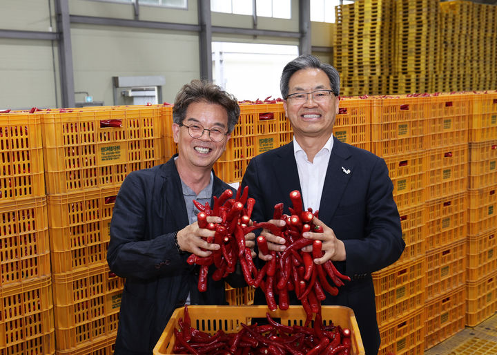  [영양=뉴시스] 오도창 영양군수가 수매한 2025년산 홍고추를 들어보이고 있다. (사진=영양군 제공) 2025.08.12. photo@newsis.com *재판매 및 DB 금지