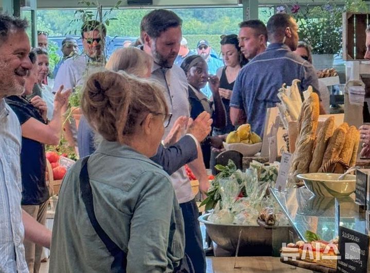 [뉴시스] 영국 고급 유기농 매장을 돌아다니는 미국 JD 밴스 부통령의 모습. 과도한 경호 행렬로 주민들의 불만을 샀다.(사진=데일리메일) 