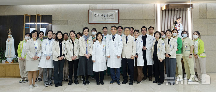 [서울=뉴시스] 여의도성모병원 안과병원 의료진. (사진= 여의도성모병원 제공)