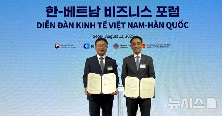 [세종=뉴시스]2한전KDN-하노이국립공과대, 업무협약서를 들고 있는 박상형 한전KDN 사장과 추 득 찐 VNU-UET 총장의 모습.(사진=한전KDN 제공)