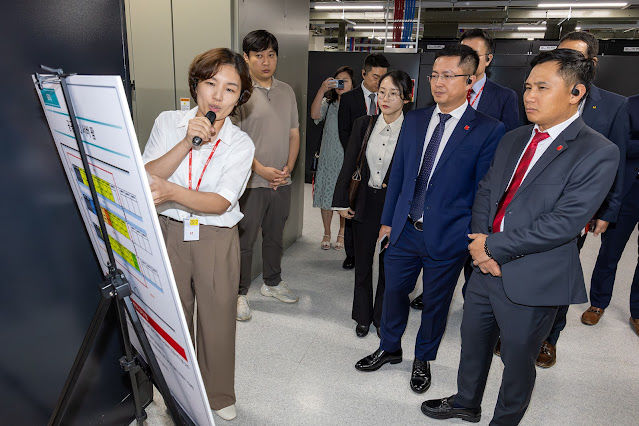 [서울=뉴시스] 황 쭝 탄 비엣텔 텔레콤 최고경영자(CEO)(왼쪽 여섯번째)가 11일 서울 KT 클라우드 용산 데이터센터(DC)에서 시설 설명 브리핑을 듣고 있다. (사진=KT 제공) 2025.08.12. photo@newsis.com *재판매 및 DB 금지