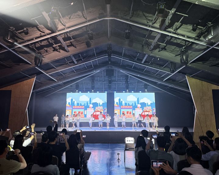 [서울=뉴시스] 서경대 문화예술센터가 개최한 '뮤지컬영어캠프' 발표회가 진행되고 있다. (사진=서경대 제공) 2025.08.12. photo@newsis.com *재판매 및 DB 금지