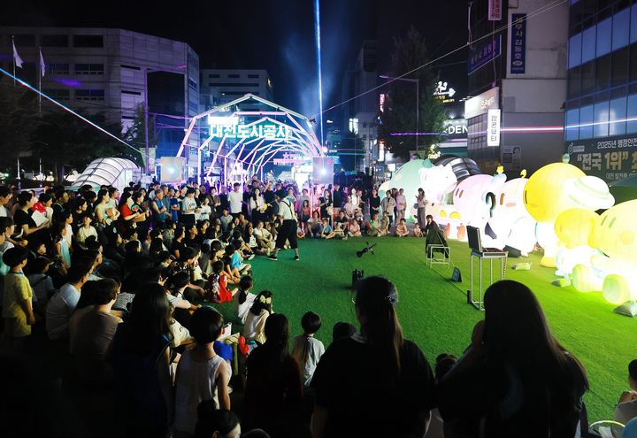 [대전=뉴시스] 대전 0시 축제가 열리는 대전역-옛충남도청사 구간 곳곳에 다양한 볼거리가 즐비하다. 꿈씨패밀리 가족이 모여있는 곳에서 어린이 공연이 펼쳐지고 있다. (사진=대전시 제공) 2025.08.12. photo@newsis.com *재판매 및 DB 금지