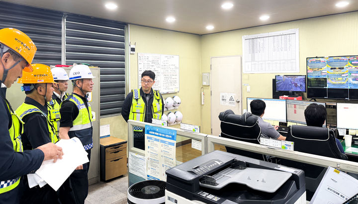 [서울=뉴시스] 한문희 코레일 사장(오른쪽에서 두번째)이 12일 부산신항 북철송장역에서 컨테이너 화차의 하역 과정을 모니터링 하고 있다. 2025.08.12. (사진=코레일 제공) photo@newsis.com *재판매 및 DB 금지