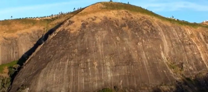 [뉴시스] 사람은 인근 페러글라이딩 점프대가 있는 절벽으로 이동했다.(사진=뉴스플래시).2025.08.12 *재판매 및 DB 금지