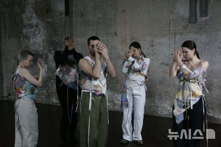 [서울=뉴시스]이란 출신 안무가 아르민 호크미의 '쉬라즈(Shiraz)'. (사진=시댄스 제공)