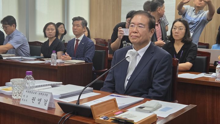 [세종=뉴시스] 송승화 기자 = 12일 세종시 보람동 시의회에서 열린 인사청문회장에 있는세종평생교육·정책연구원장 권영걸 후보자. 2025.08.12. ssong1007@newsis.com *재판매 및 DB 금지