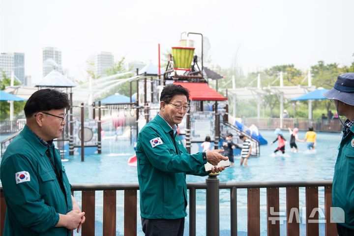 [인천=뉴시스] 김재보 인천시설공단 이사장(가운데)이 씨사이드파크 물놀이 시설을 방문해 현장점검을 하고 있다. (사진=인천시설공단 제공) 2025.08.12. photo@newsis.com