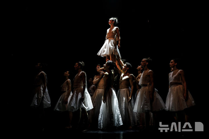 [서울=뉴시스]국제 합작 프로젝트 'BE-MUT-Mirror(미러)' (사진=시댄스 제공) 