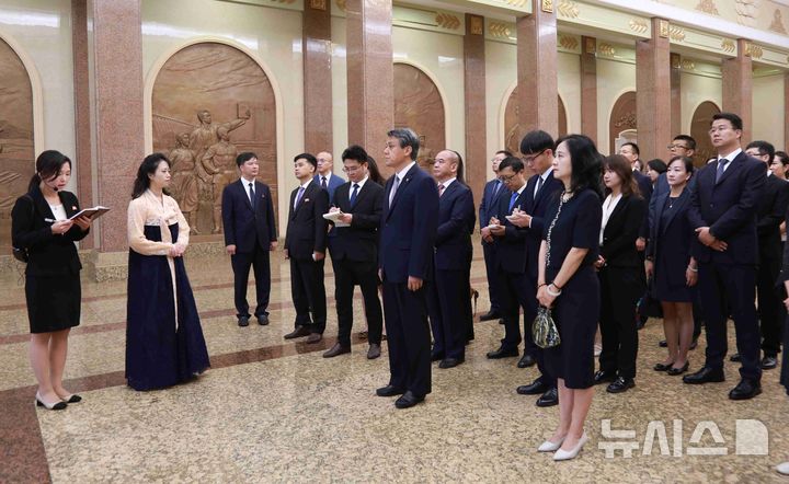 [베이징=뉴시스] 왕야쥔 주(駐)북한 중국대사는 12일 광복 80주년을 맞아 북한의 조선혁명박물관을 참관했다고 주북 중국대사관이 밝혔다.(사진=주북한 중국대사관 홈페이지 갈무리) 2025.08.12 photo@newsis.com