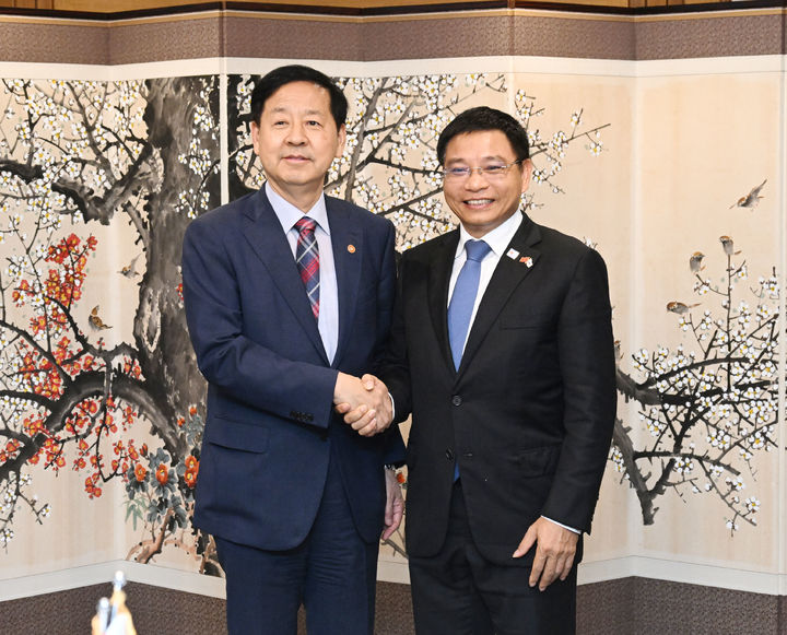 구윤철 부총리 겸 기획재정부 장관이 12일 오후 정부서울청사에서 응우옌 반 탕(Nguyen Van Thang) 베트남 재무장관을 면담하기 전 기념촬영을 하고 있다.(사진 : 기재부 제공) *재판매 및 DB 금지