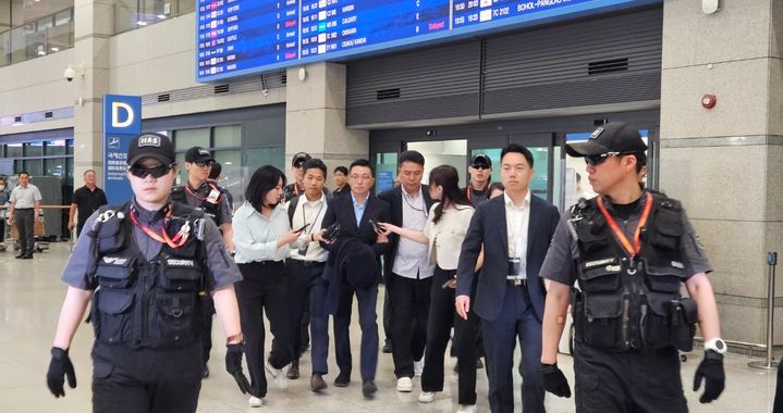 [인천=뉴시스] '집사 게이트' 당사자로 지목된 김예성씨가 12일 베트남에서 귀국한 뒤 체포됐다. 특별검사팀은 체포영장을 발부받은 지 약 한 달 만에 신병 확보에 성공했다. 2025.08.12. friend@newsis.com *재판매 및 DB 금지