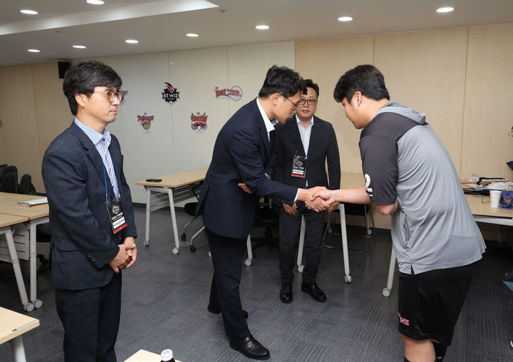 TJB 대전방송이 12일 수원 KT위즈파크에서 문보경(오른쪽)을 만나 틱장애 비하 발언에 대해 사과했다. 2025.08.12. (사진=LG 트윈스 제공) *재판매 및 DB 금지